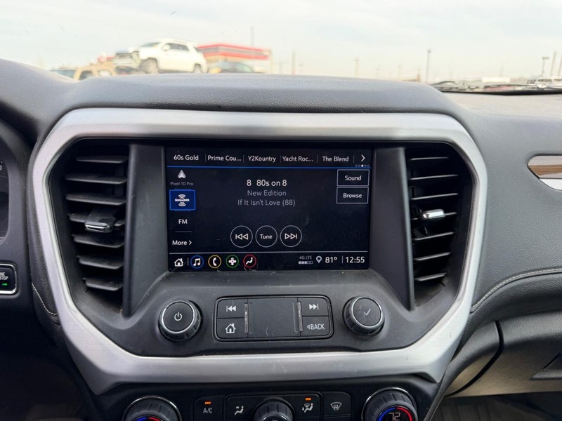GMC Acadia Vehicle Full-screen Gallery Image 15