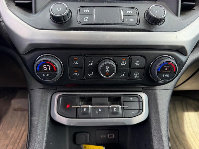 GMC Acadia Vehicle Full-screen Gallery Image 16