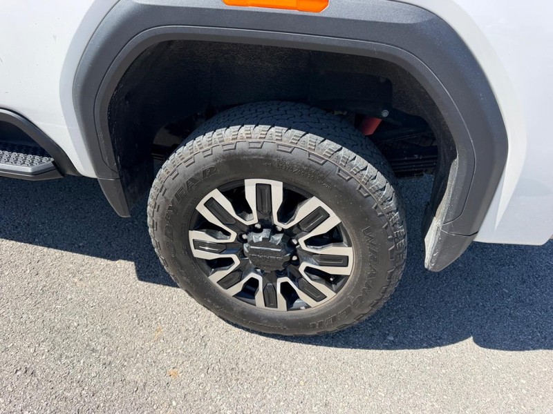 GMC Sierra 2500HD Vehicle Full-screen Gallery Image 6