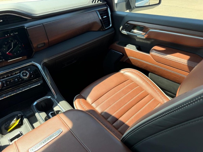 GMC Sierra 2500HD Vehicle Full-screen Gallery Image 15