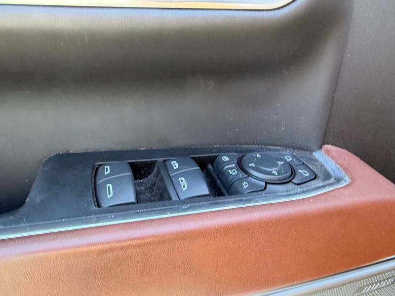 GMC Sierra 2500HD Vehicle Full-screen Gallery Image 16