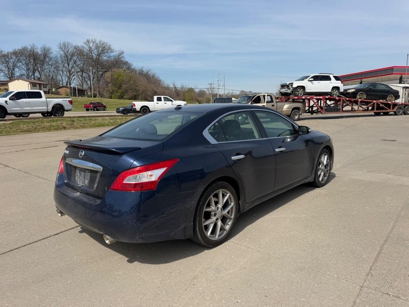 Nissan Maxima Vehicle Full-screen Gallery Image 3