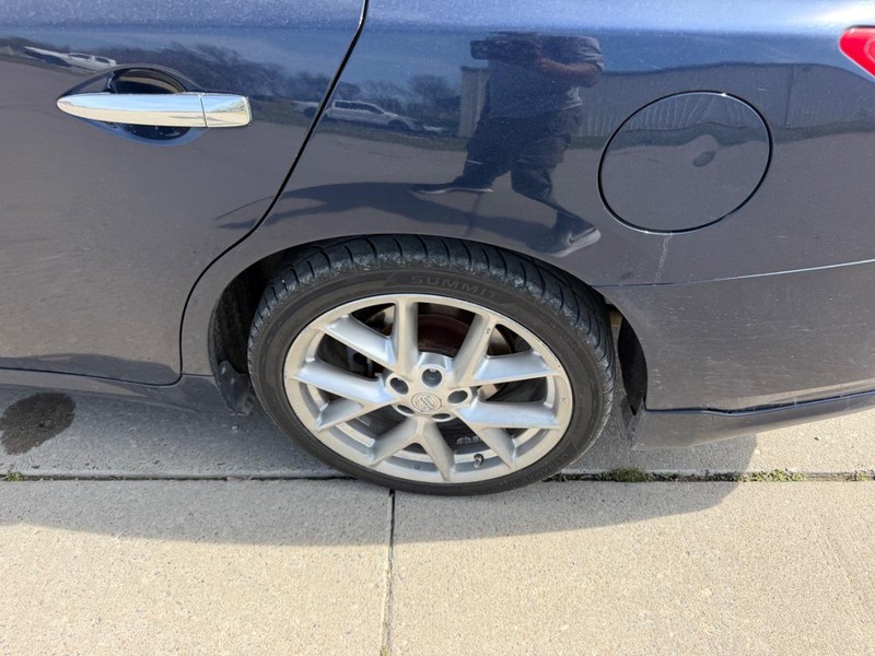 Nissan Maxima Vehicle Full-screen Gallery Image 5