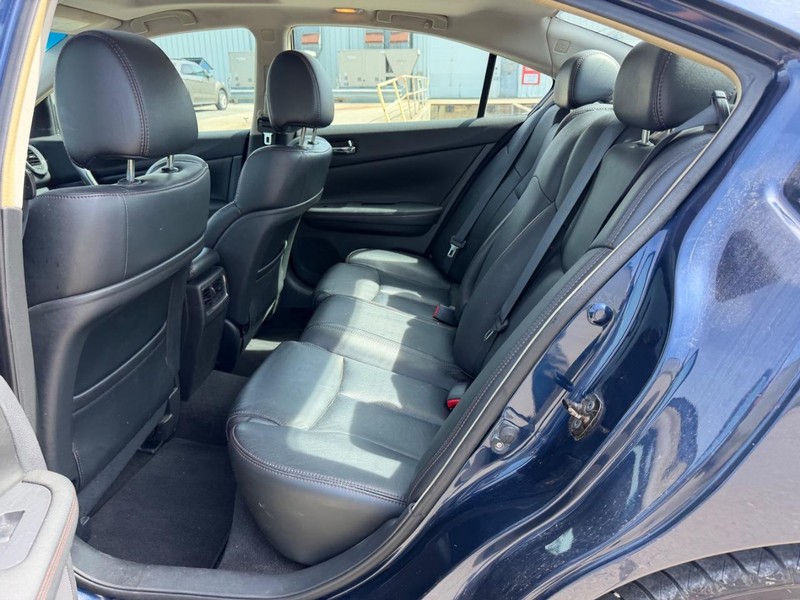 Nissan Maxima Vehicle Full-screen Gallery Image 6