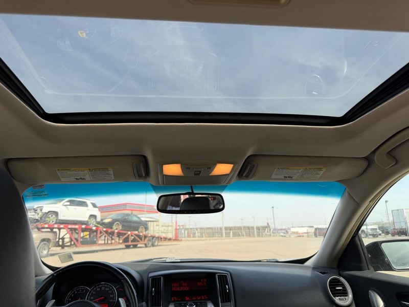 Nissan Maxima Vehicle Full-screen Gallery Image 7