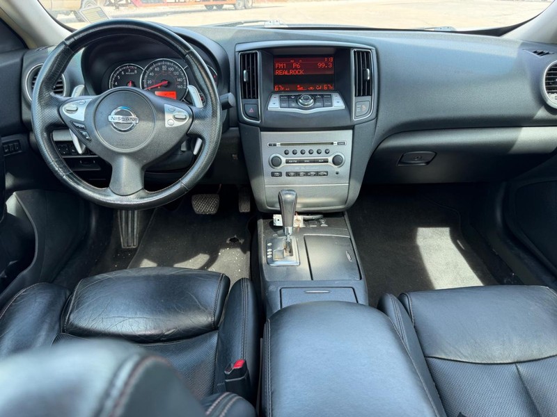 Nissan Maxima Vehicle Full-screen Gallery Image 8