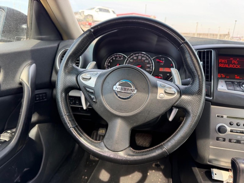 Nissan Maxima Vehicle Full-screen Gallery Image 9