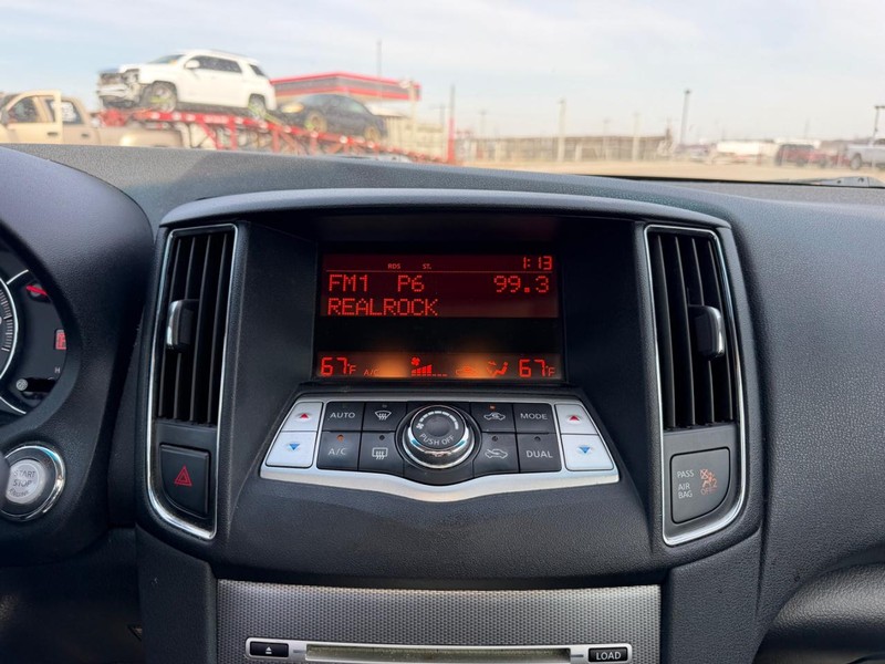 Nissan Maxima Vehicle Full-screen Gallery Image 12