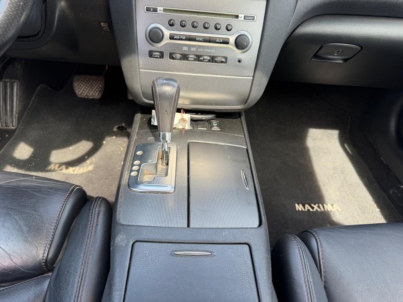 Nissan Maxima Vehicle Full-screen Gallery Image 14
