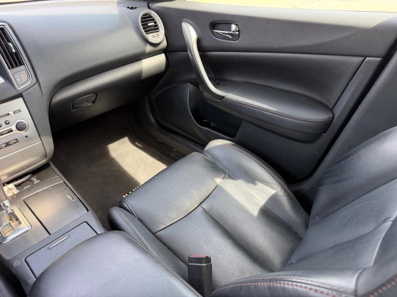 Nissan Maxima Vehicle Full-screen Gallery Image 15