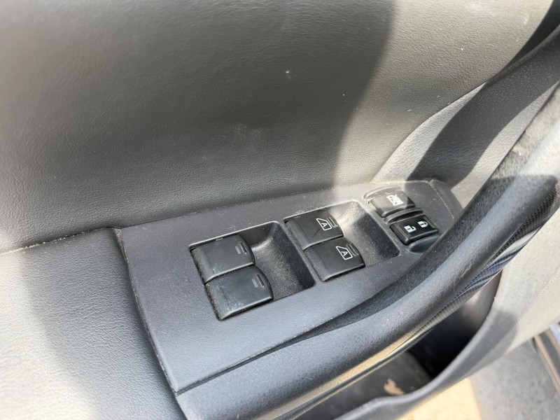 Nissan Maxima Vehicle Full-screen Gallery Image 16