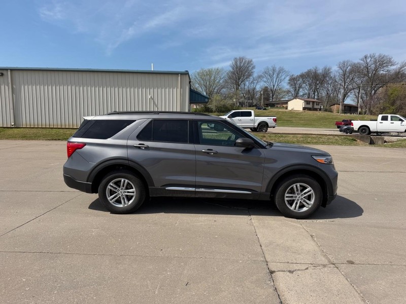 Ford Explorer Vehicle Full-screen Gallery Image 2