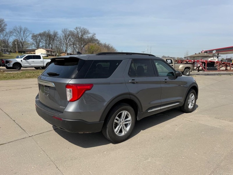 Ford Explorer Vehicle Full-screen Gallery Image 3