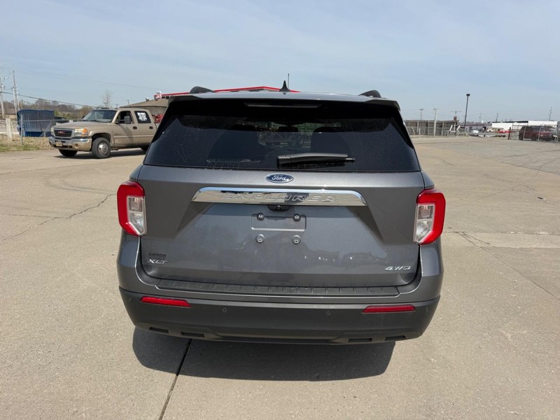 Ford Explorer Vehicle Full-screen Gallery Image 4