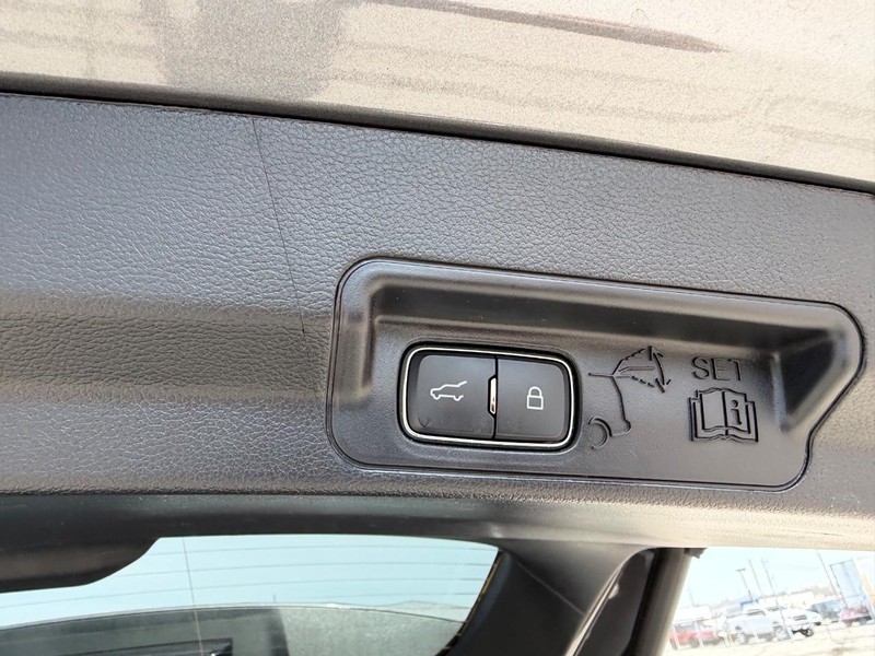 Ford Explorer Vehicle Full-screen Gallery Image 6