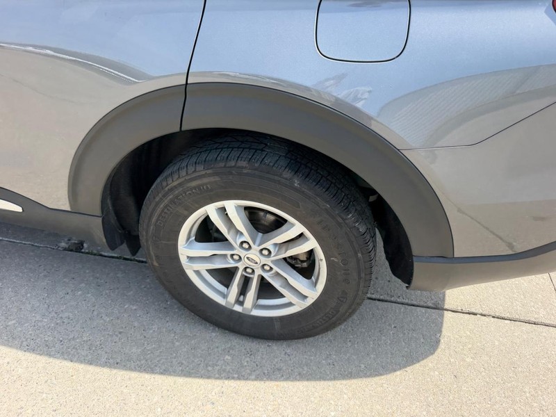 Ford Explorer Vehicle Full-screen Gallery Image 7