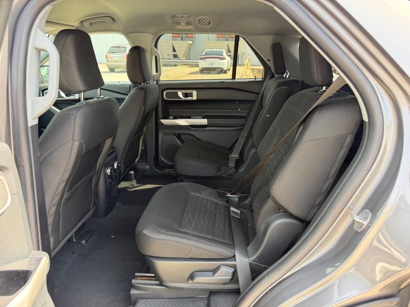 Ford Explorer Vehicle Full-screen Gallery Image 9