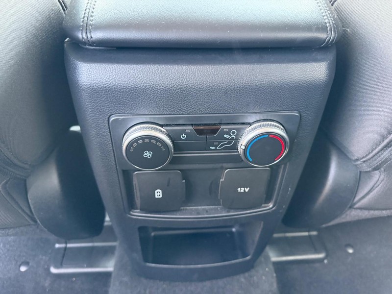 Ford Explorer Vehicle Full-screen Gallery Image 10