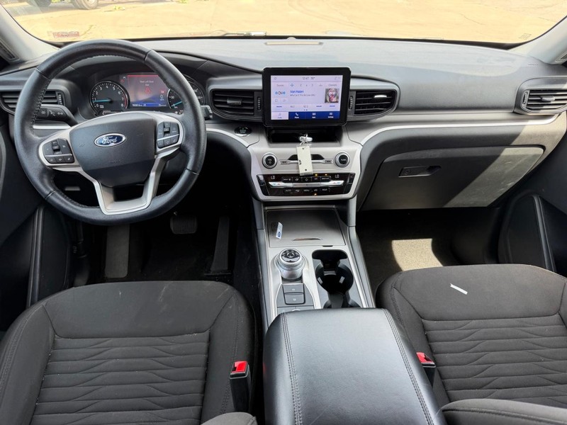 Ford Explorer Vehicle Full-screen Gallery Image 11