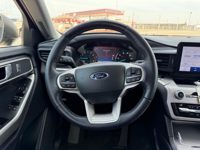 Ford Explorer Vehicle Full-screen Gallery Image 12