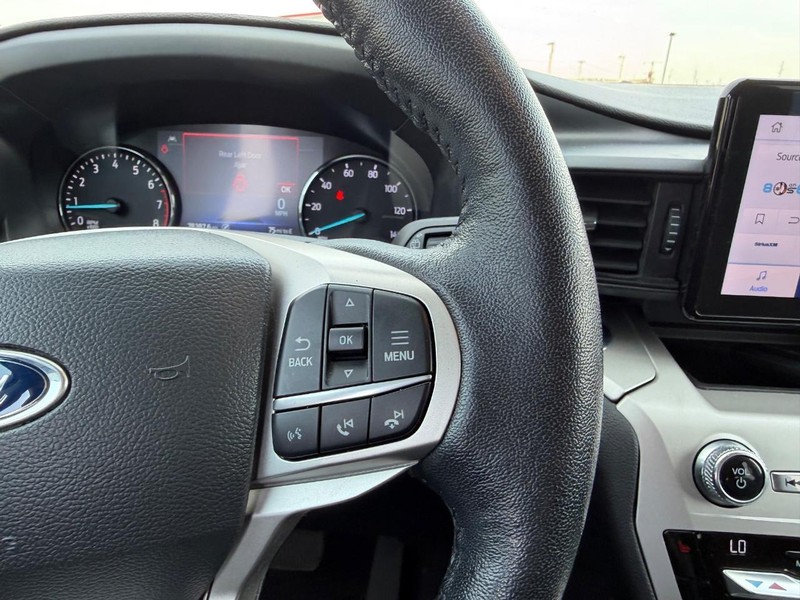 Ford Explorer Vehicle Full-screen Gallery Image 14