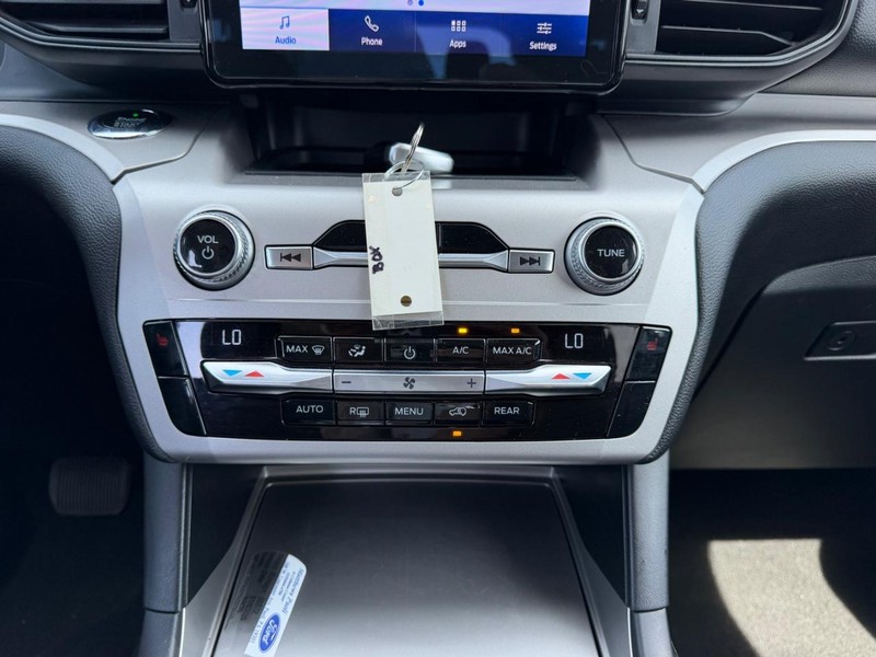 Ford Explorer Vehicle Full-screen Gallery Image 16