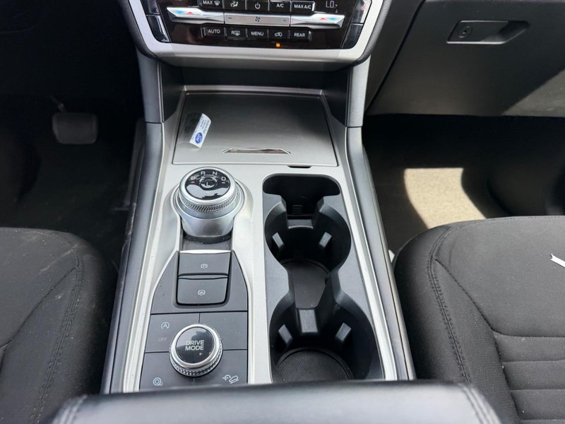 Ford Explorer Vehicle Full-screen Gallery Image 17