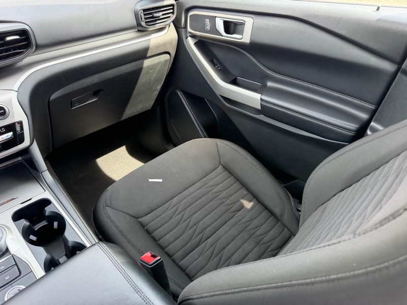 Ford Explorer Vehicle Full-screen Gallery Image 18