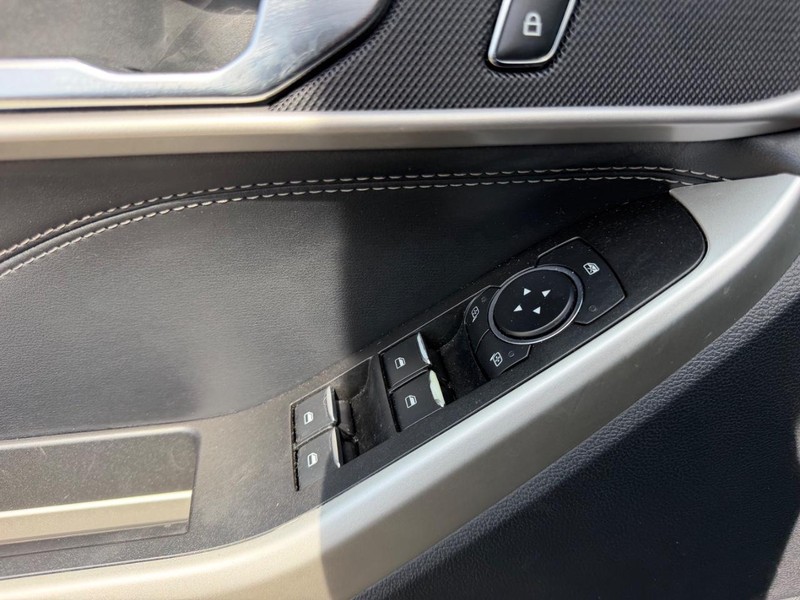 Ford Explorer Vehicle Full-screen Gallery Image 19