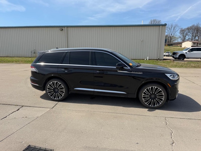 Lincoln Aviator Vehicle Full-screen Gallery Image 2