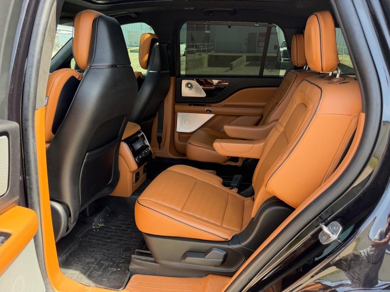 Lincoln Aviator Vehicle Full-screen Gallery Image 9