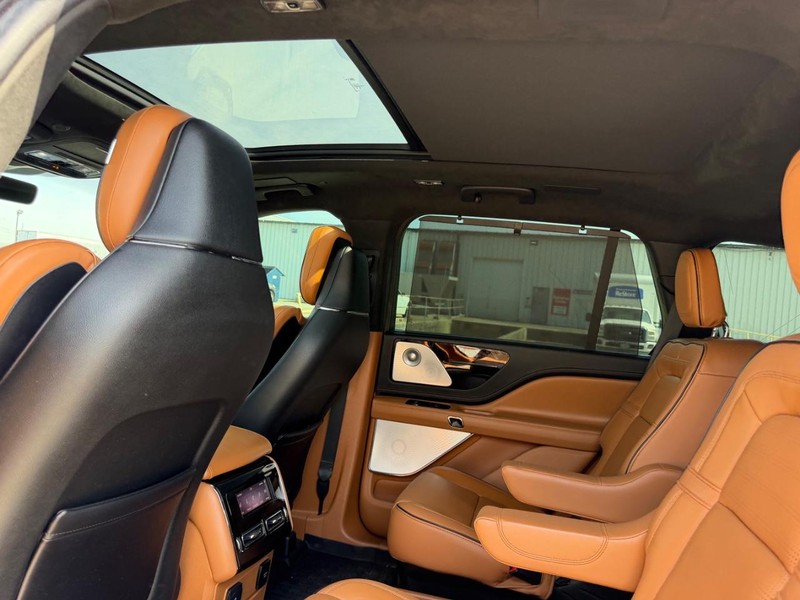 Lincoln Aviator Vehicle Full-screen Gallery Image 10