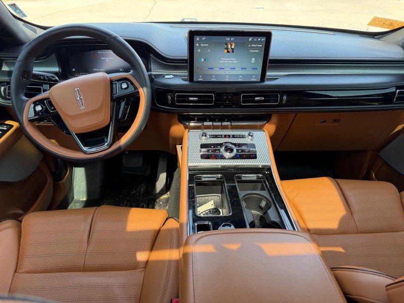 Lincoln Aviator Vehicle Full-screen Gallery Image 12