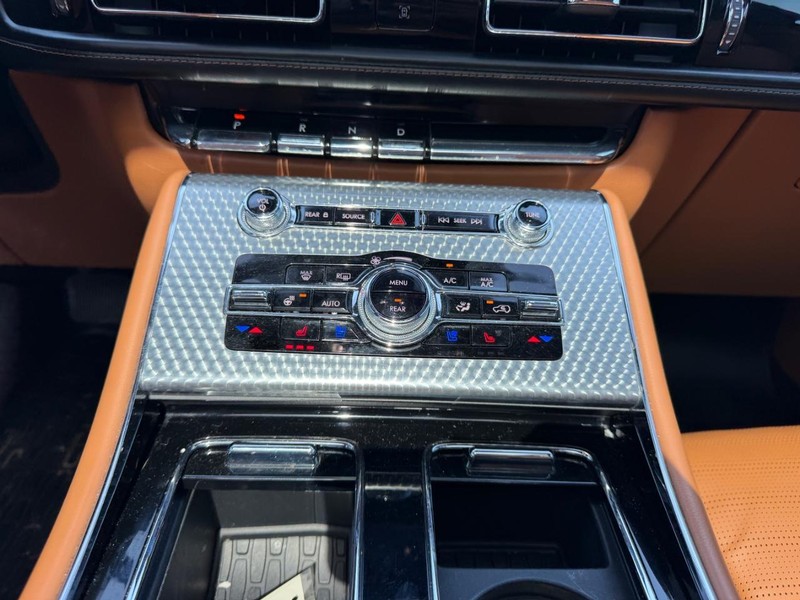 Lincoln Aviator Vehicle Full-screen Gallery Image 18