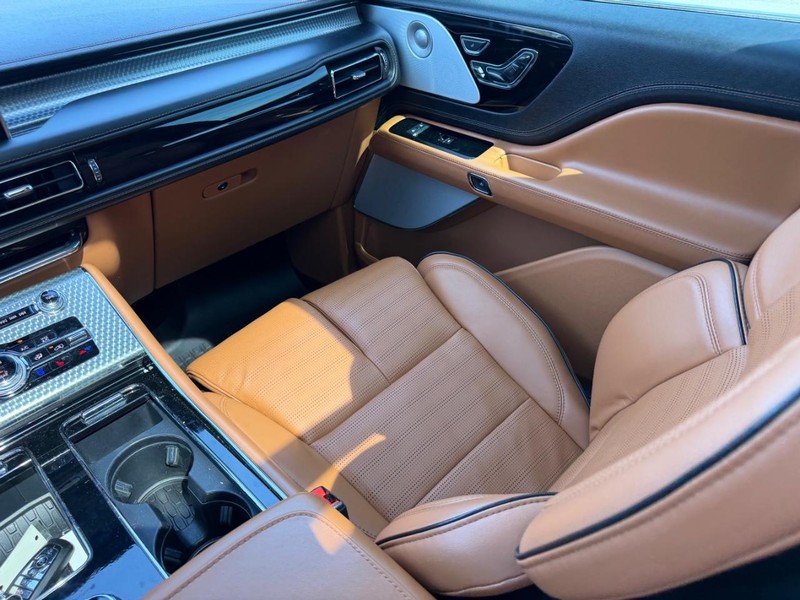 Lincoln Aviator Vehicle Full-screen Gallery Image 19