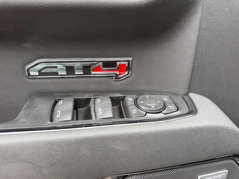 GMC Sierra 1500 Vehicle Full-screen Gallery Image 17