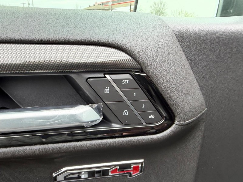 GMC Sierra 1500 Vehicle Full-screen Gallery Image 18