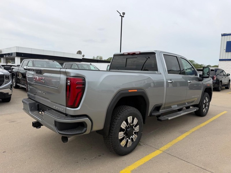 GMC Sierra 2500HD Vehicle Full-screen Gallery Image 3