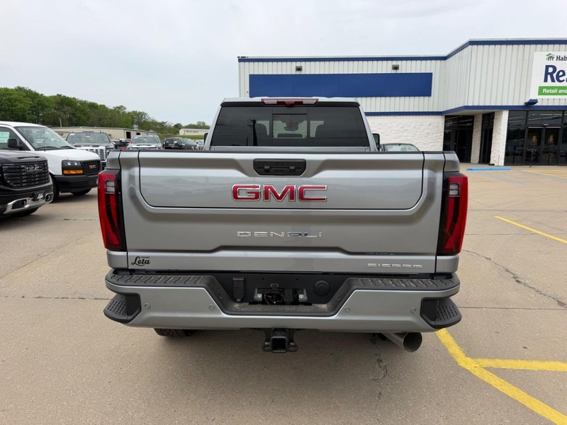 GMC Sierra 2500HD Vehicle Full-screen Gallery Image 4