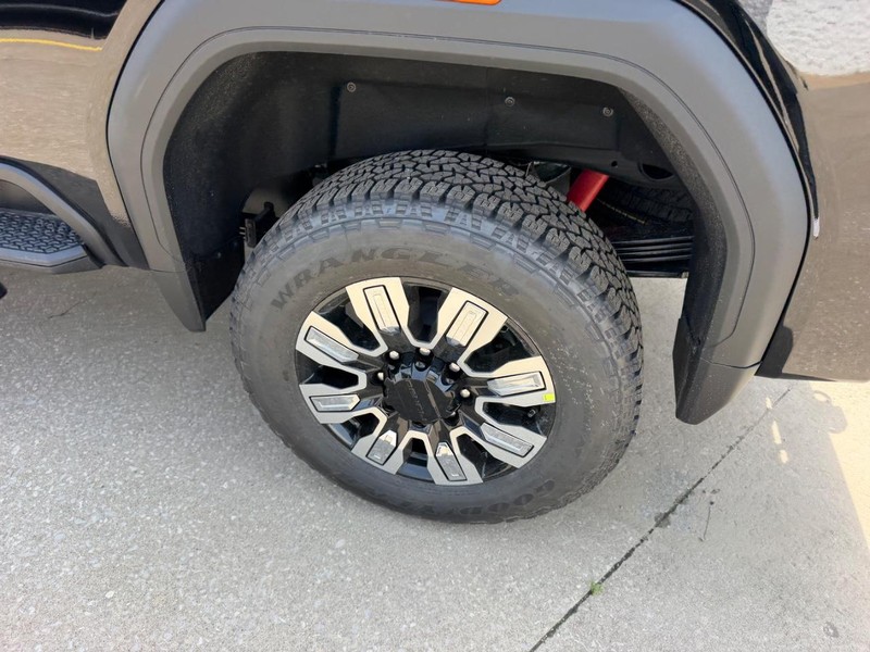 GMC Sierra 2500HD Vehicle Full-screen Gallery Image 6