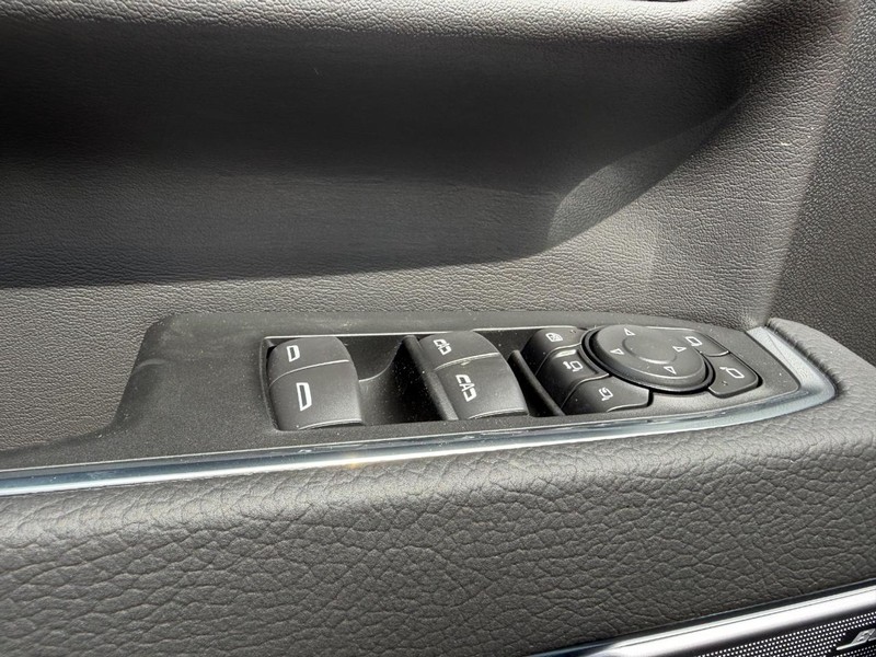 GMC Sierra 2500HD Vehicle Full-screen Gallery Image 16