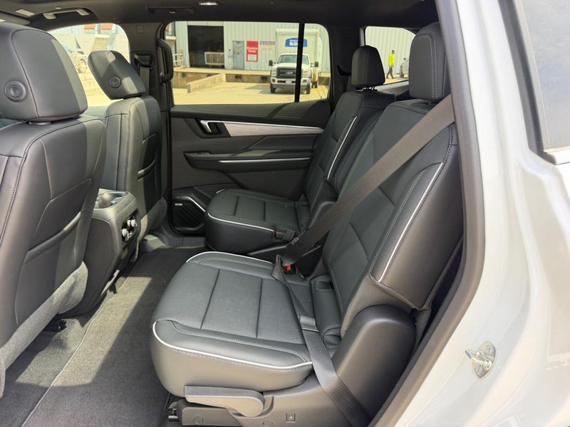 Buick Enclave Vehicle Full-screen Gallery Image 9