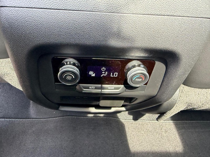 Buick Enclave Vehicle Full-screen Gallery Image 11