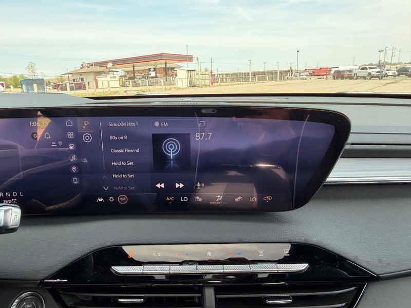 Buick Enclave Vehicle Full-screen Gallery Image 17