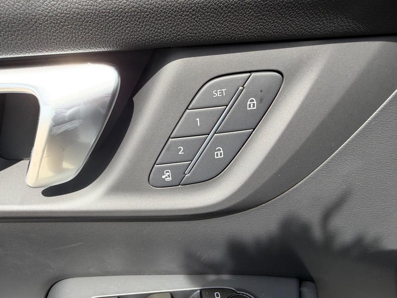 Buick Enclave Vehicle Full-screen Gallery Image 20