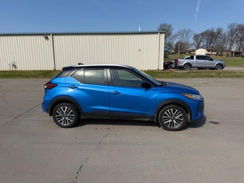Nissan Kicks Vehicle Full-screen Gallery Image 2
