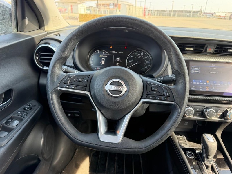 Nissan Kicks Vehicle Full-screen Gallery Image 8