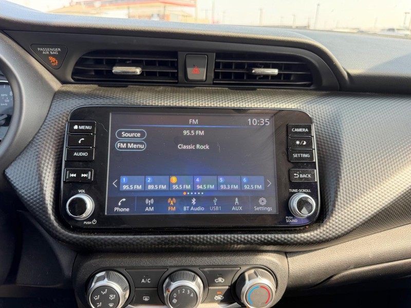 Nissan Kicks Vehicle Full-screen Gallery Image 11
