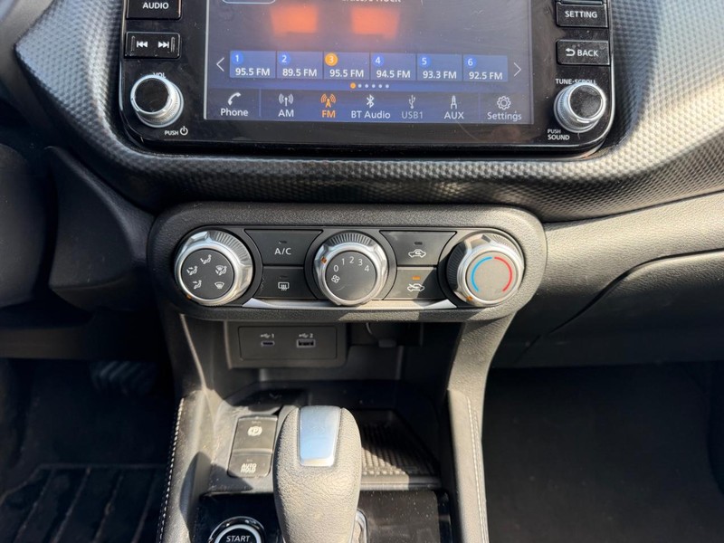 Nissan Kicks Vehicle Full-screen Gallery Image 12