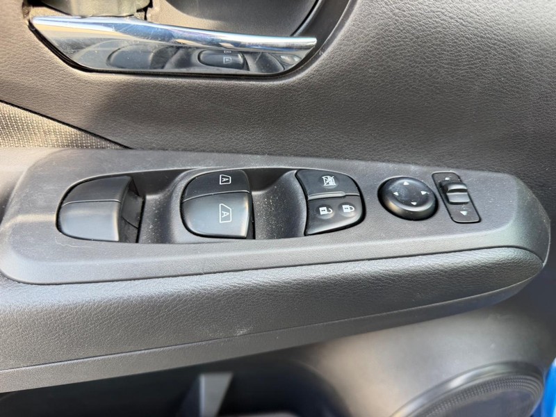 Nissan Kicks Vehicle Full-screen Gallery Image 15